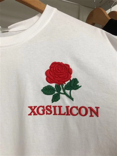 Силиконовый логотип на одежде